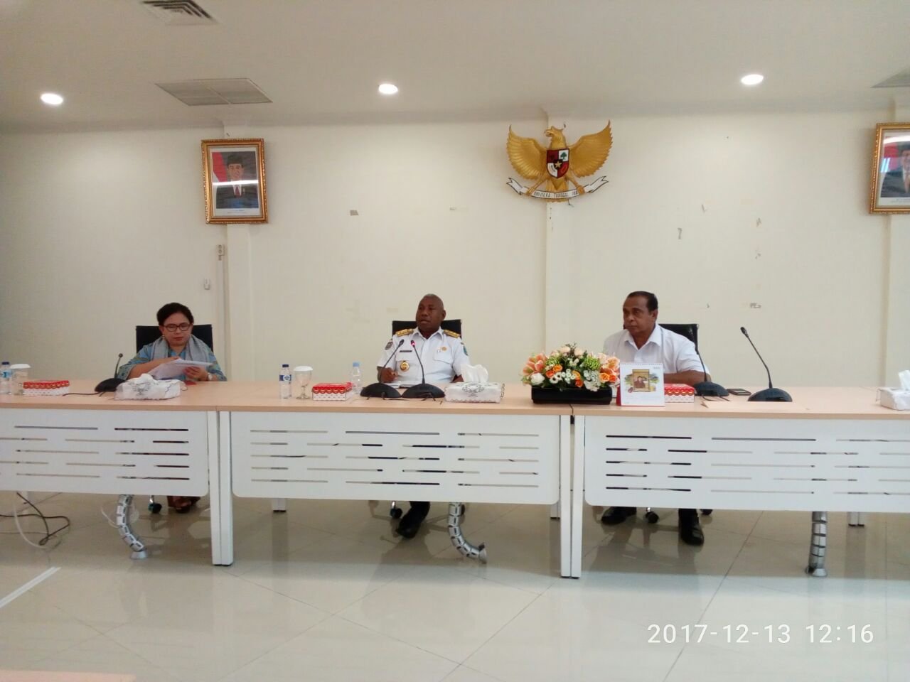 Gubernur Papua Barat, Asisten I, dan ketua panitia hari ibu nasional saat menggelar rapat Hari Ibu Nasional Papua Barat