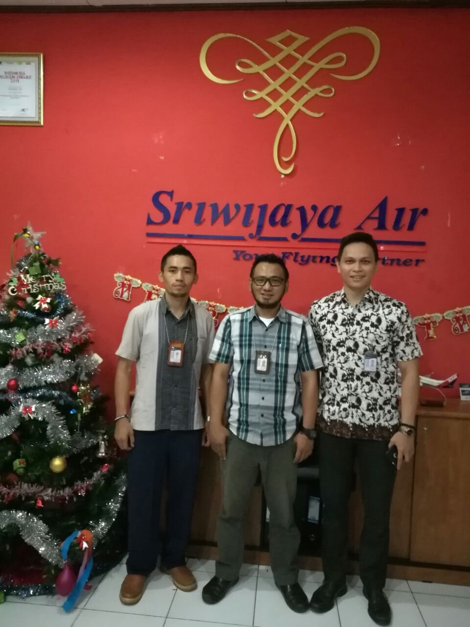 (Kiri-kanan). Ricky Gappa, Station Manager, Yohan Chrisna District Manager, dan Davis Sumajouw Market Analyst Sriwijaya Air Manokwari