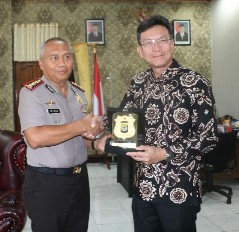 Wakil Kepala Kepolisian Papua Barat, Kombes Pol , Drs. Tatang dan Duta Besar Thailand H. E. Mr.Pitchayaphant Charnbhumidol pose bersama. Kunker Dubes Thailand