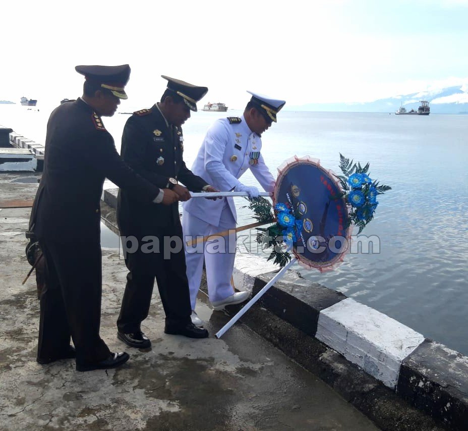 Tabur bunga di hari Dharma Samudera ke 57 Fasharkan TNI AL Manokwari