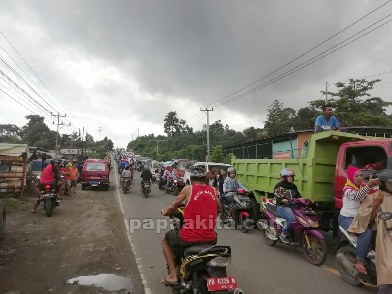 Kendaraan bermotor yang melintasi ruas Jalan Drs. Esau Sesa Akwafa