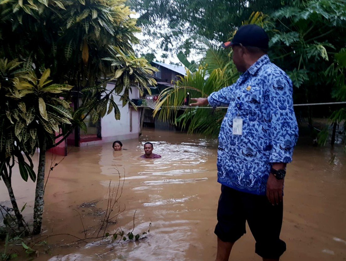 Kepala BPBD Pro. Papua Barat ketika meninjau lokasi banjir di Kelurahan Wosi Banjir di kelurahan wosi