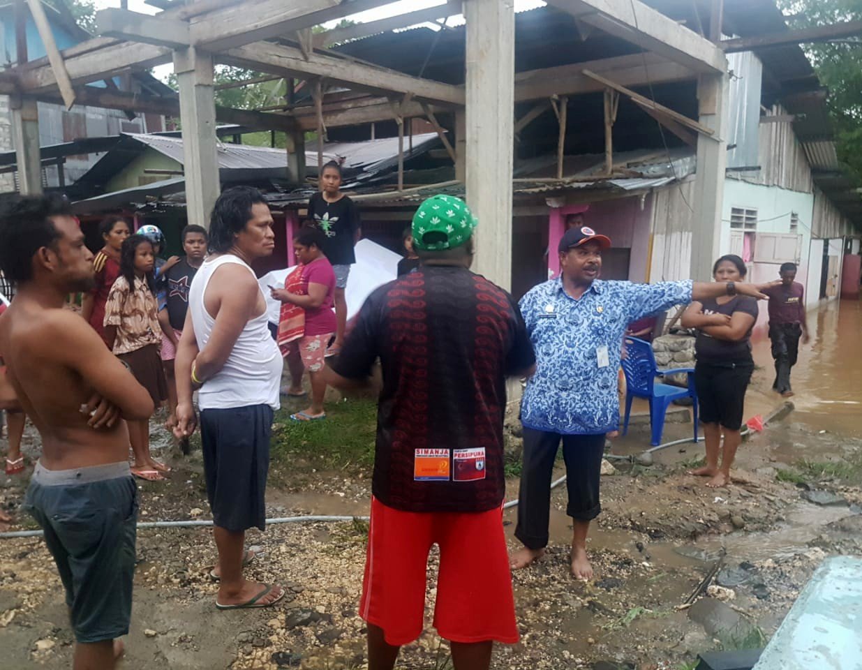 Kepala BPBD Provinsi Papua Barat ketika meninjau lokasi banjir di Kelurahan Wosi Sungai Wosi