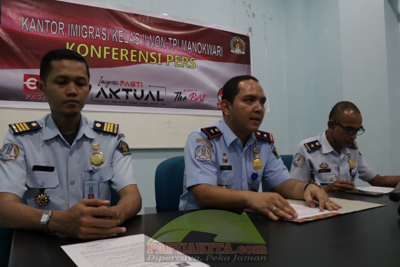 Kepala Kantor Imigrasi Kelas II Non TPI Manokari Bugie Kurniawan-wt Pelayanan Mobile Paspor