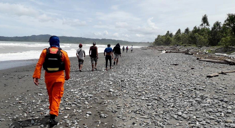 Tim SAR Gabungan ketika berada di Pantai Yensum, Distrik Masni Pantai Yensum
