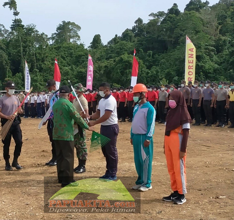 Gubernur Dominggus Mandacan menyerahkan alat kebersihan kepada peserta upacara HPSN 2019 HPSN 2019