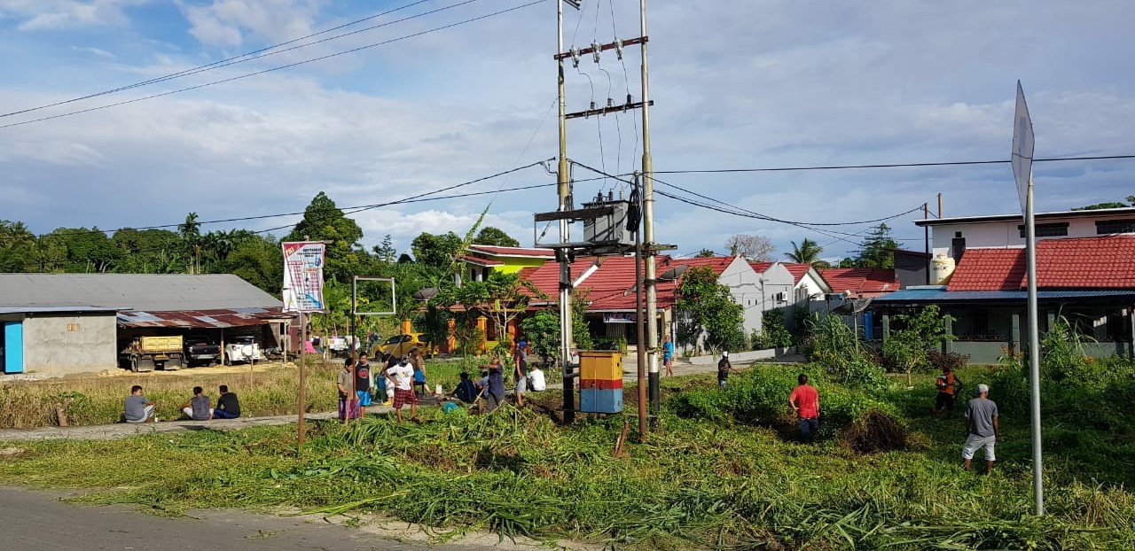 Warga Kompleks Perumahan Griya Amban Pantai kerja bakti Perumahan Griya Amban Pantai