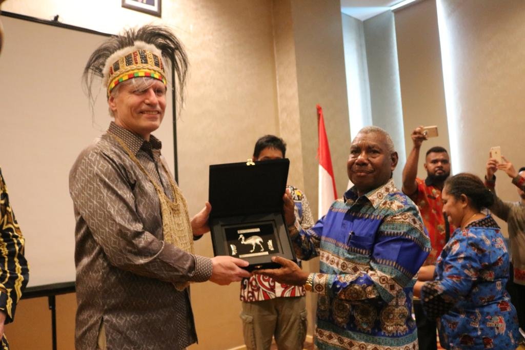 Duta Besar Kerjaan Norwegia, Vegan Kaale menerima plakat berlambang burung kasuari dari Gubernur Dominggus Mandacan