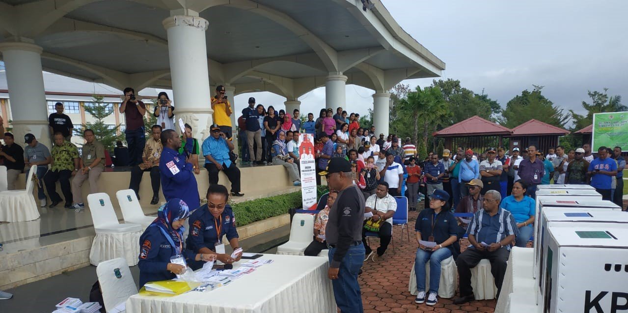 Gubernur Dominggus Mandacan melakukan simulasi pencoblosan Dominggus Mandacan
