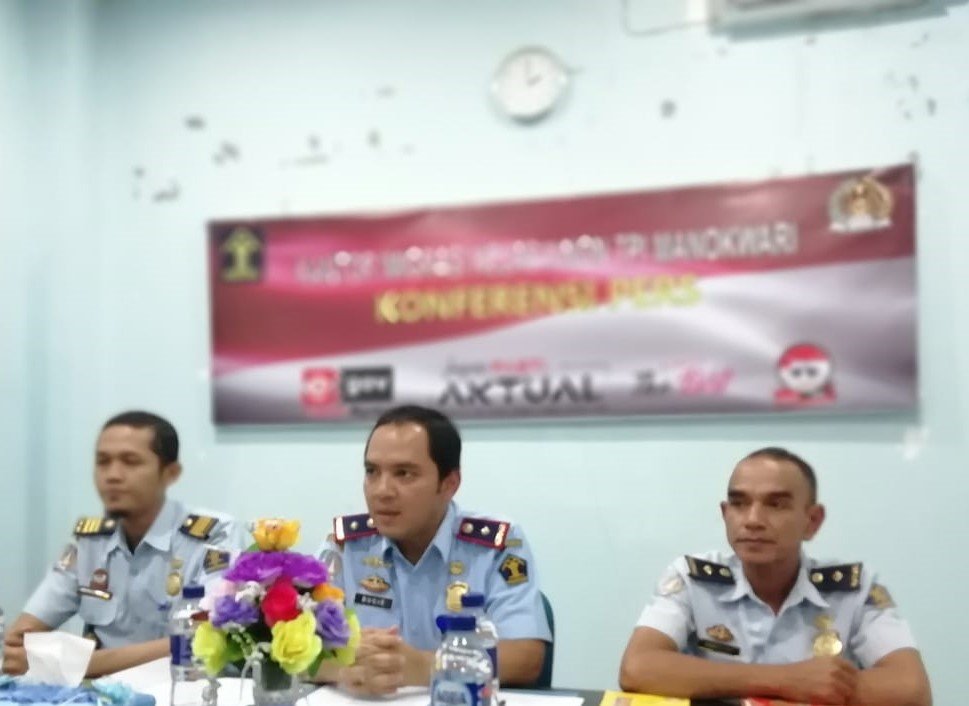 Kepala Kantor Imigrasi Kelas II Non TPI Manokwari, Bugie Kurniawan (tengah). Bugie Kurniawan