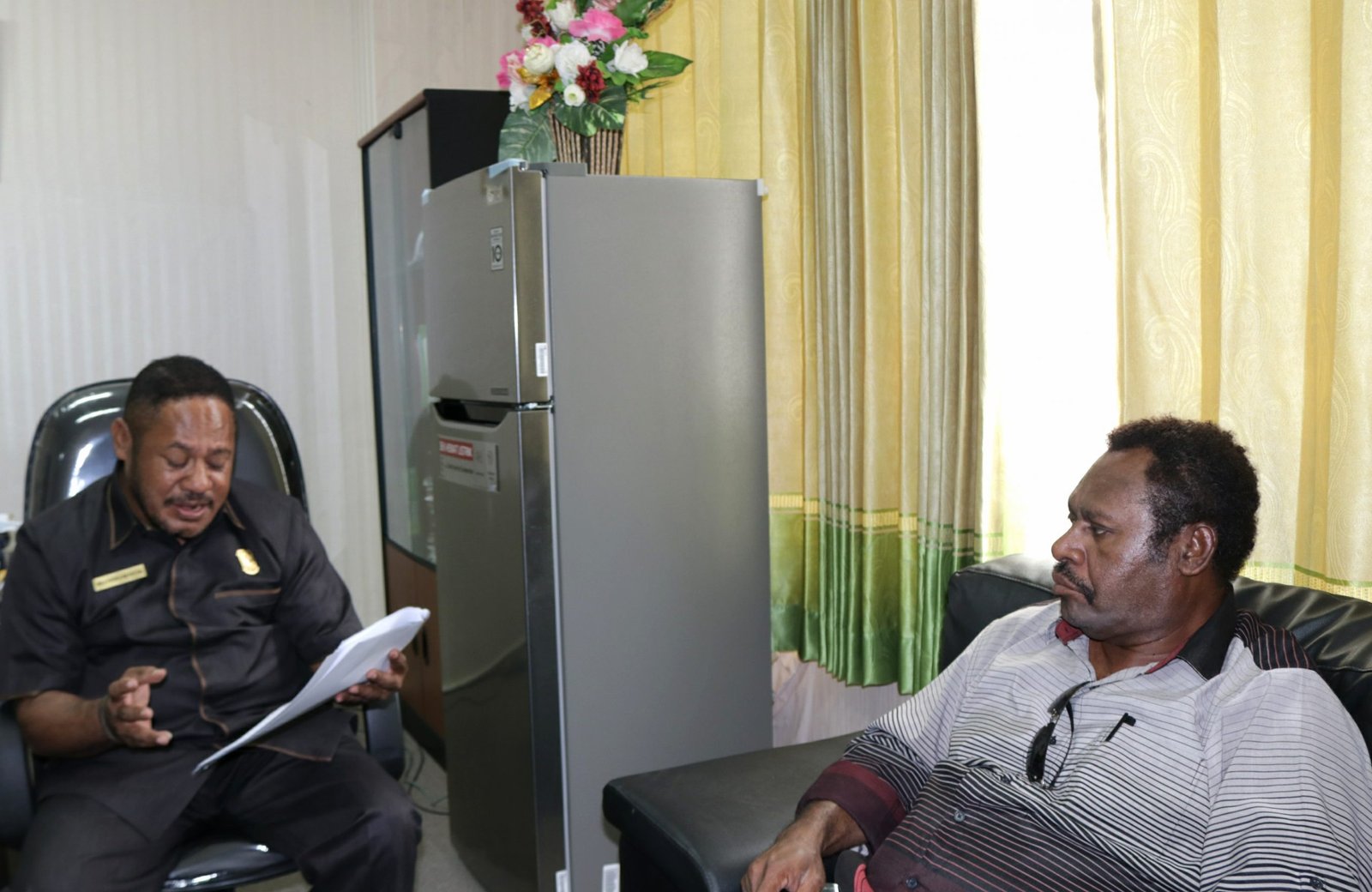 (Kiri-kana) Ketua Komisi A DPR Papua Barat, Yan Anton Yoteni dan Ketua DPR Papua Barat, Pieters Kondjol KIP Papua Barat