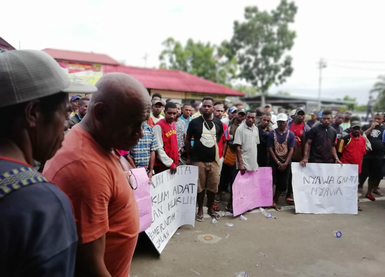 Massa dari pihak keluarga korban penembakan saat berada di Mapolres Manokwari, nampak Dansat Brimobda Polda PB, Kombes Pol. Godhelp C. Mansnembra (kedua dari kiri) Warga Reremi