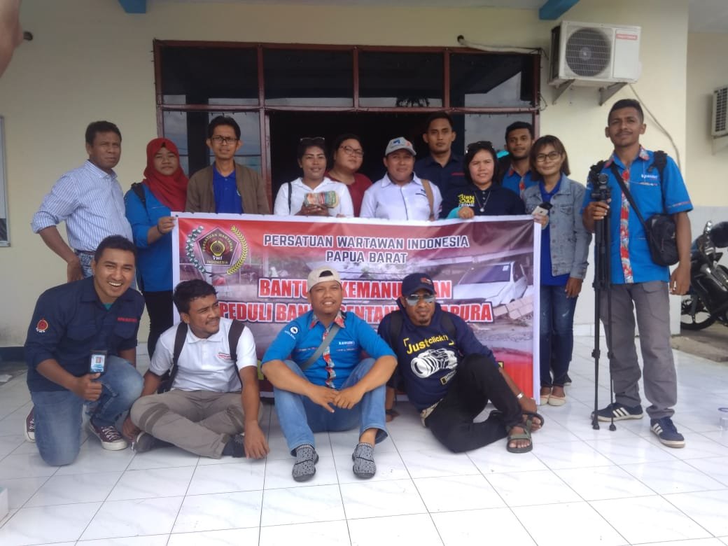 PWI Provinsi Papua Barat, FJPI Sub Cabang Manokwari, dan wartawan pose bersama usai penggalangan dana untuk korban banjir bandang di Sentani, Papua. Banjir Bandang Sentani