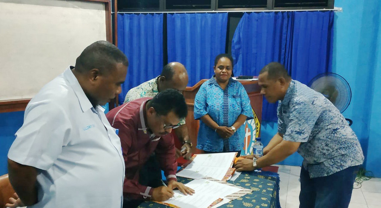 Penandatanganan perjanjian kerja sama antara STIH Bintuni dan STIE Mah Eisa STIH Bintuni