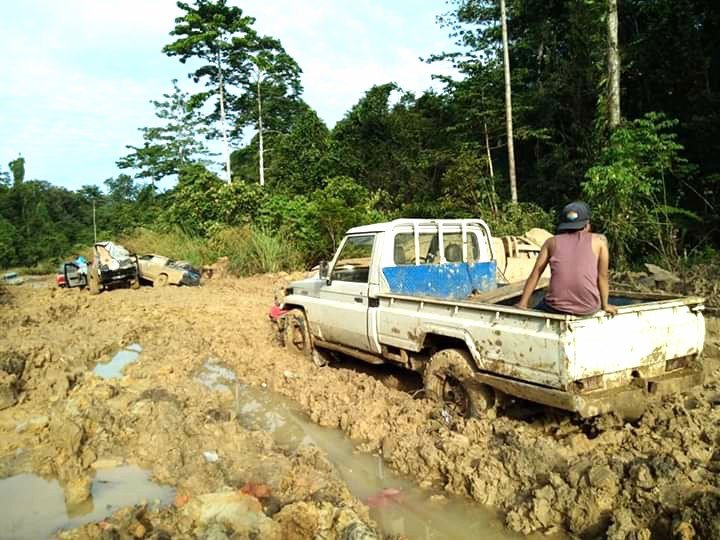 Ruas jalan di daerah Mamey rusak parah. Ruas Mamey