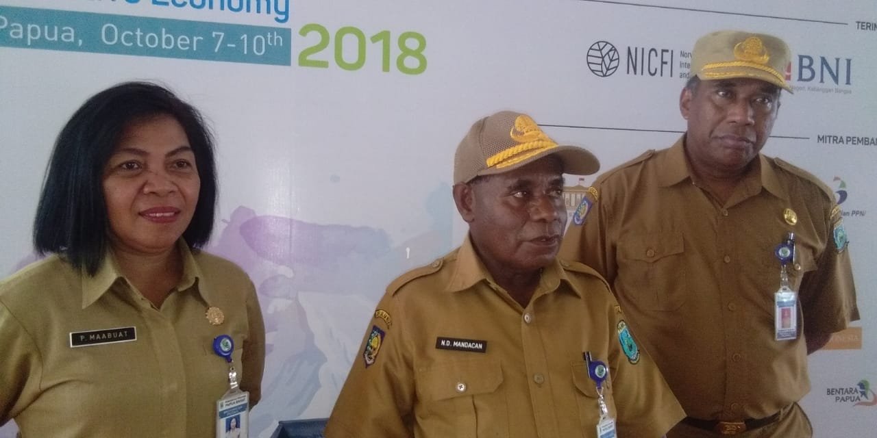 Sekretaris Daerah Provinsi Papua Barat, Nathaniel Mandacan (tengah).