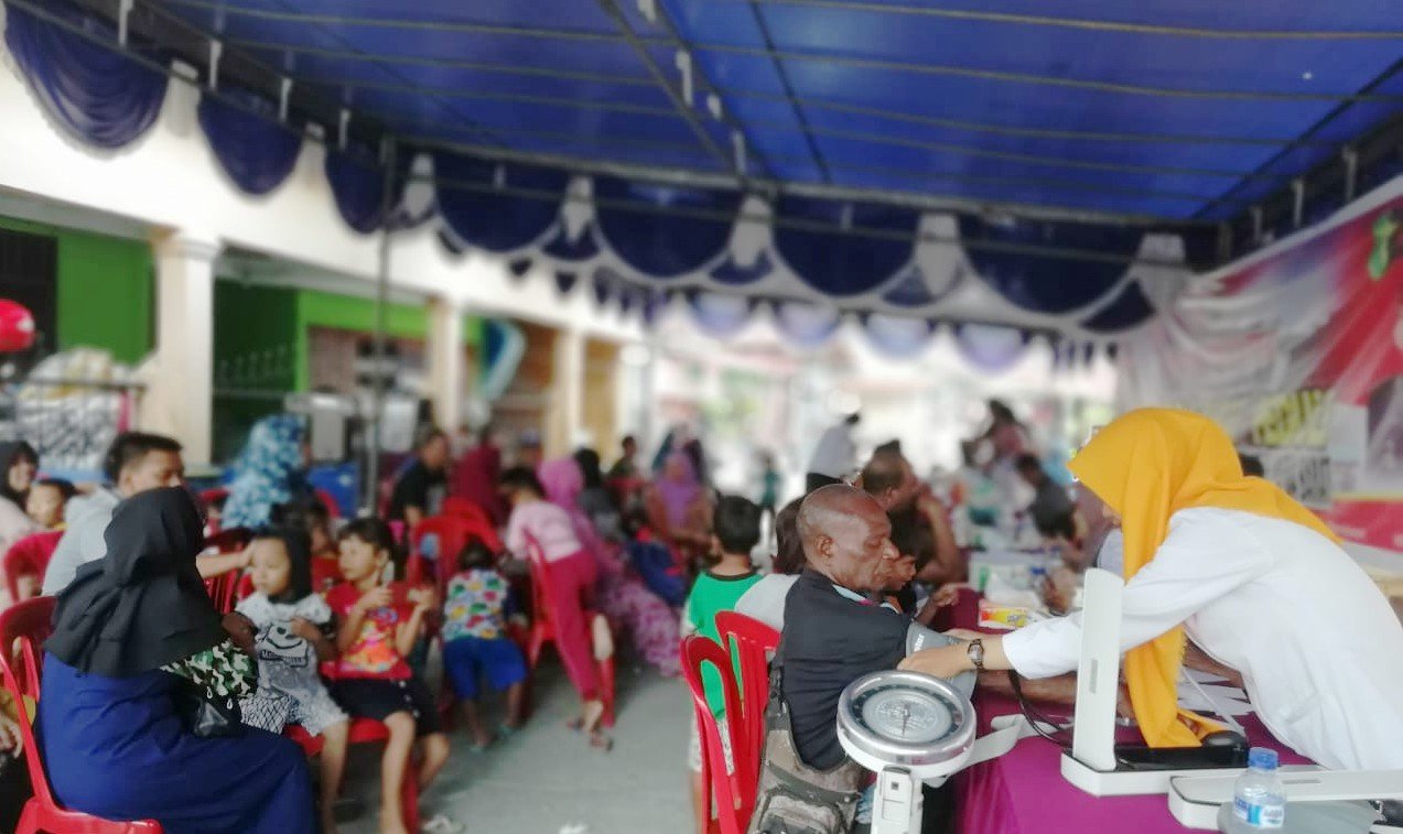 Warga Kompleks Maduraja ketika mendapatkan pelayanan kesehatan dari Jajaran Polda PB dan Rumah Sakit Bhayangkara Maduraja Wosi