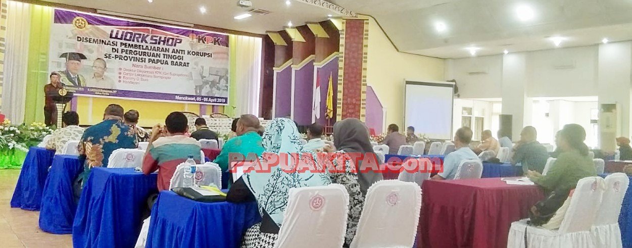 Asisten I Setda Kabupaten Manokwari, Manto saat membacakan sambutan Bupati Demas Paulus Mandacan pada workshop desminasi PAK di Kampus Unipa Pendidikan Anti Korupsi