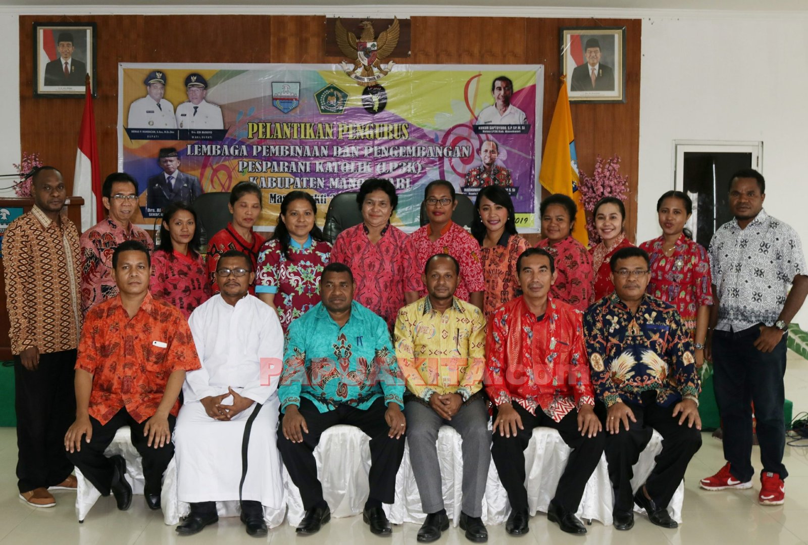 Bupati Demas Paulus Mandacan pose bersama pengurus LP3K Manokwari usai pelantikan LP3K Manokwari