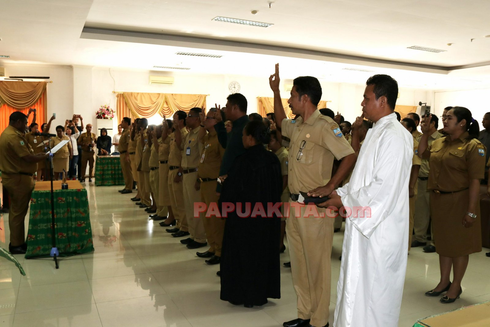 Bupati Demas Paulus Mandacan saat melantikan pejabat eselon II, III, dan IV di lingkup Kabupaten Manokwari ASN Kabupaten Manokwari