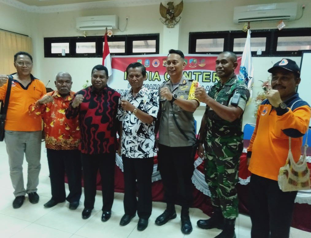 Bupati Manokwari Demas Paulus Mandacan dan Kepala BPBD Kabupaten Manokwari saat berada di Sentani Jayapura Bupati Demas Mandacan