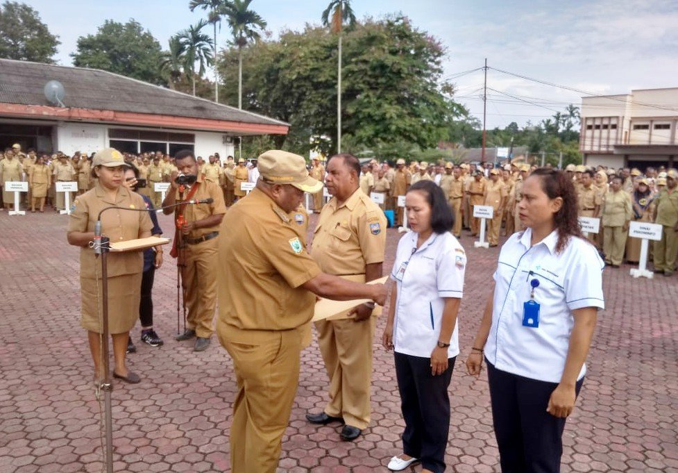 Bupati Manokwari Demas Paulus Mandacan menyerahkan SK kenaikan pangkat kepada perwakilan ASN secara simbolis di sela apel gabungan yang berlangsung di halaman eks kantor Bupati Manokwari BKD Manokwari