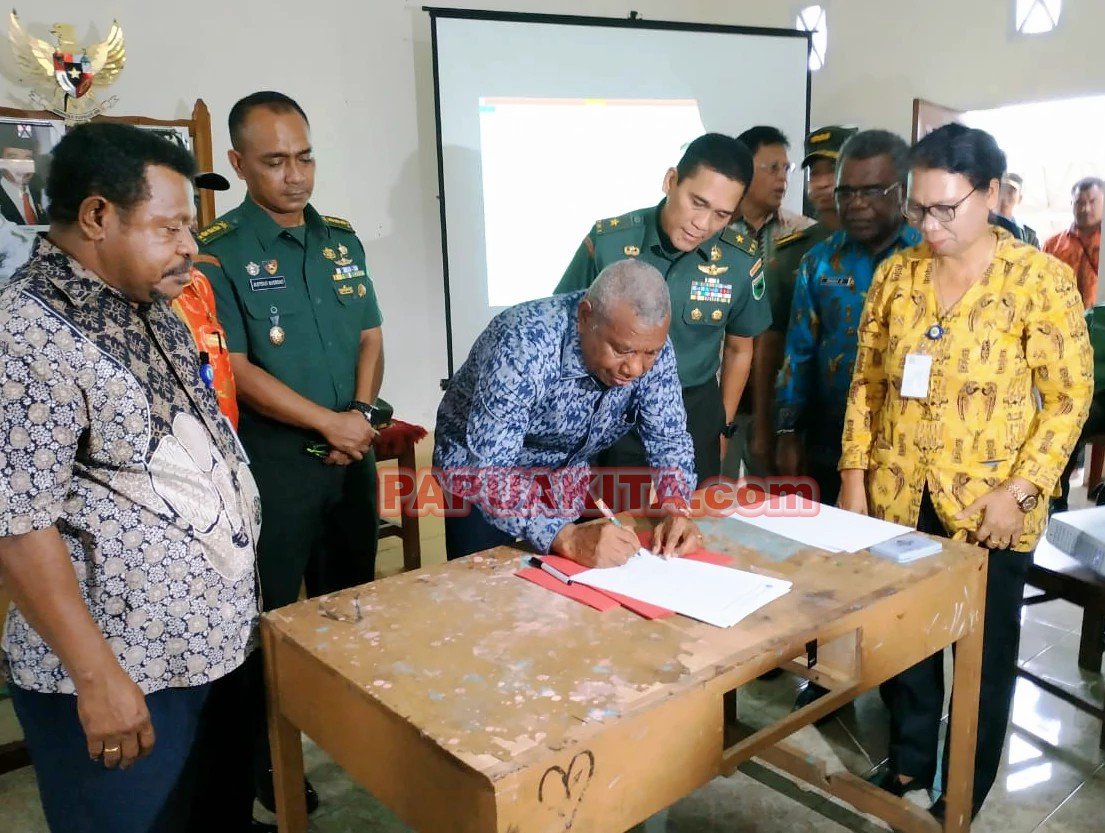 Gubernur Dominggus Mandacan menandatangani berita acara kesepakatan harga pembebasan lahan Rumah Sakit Kodam dan Yonif 761 Lahan RS Kodam Yonis 761