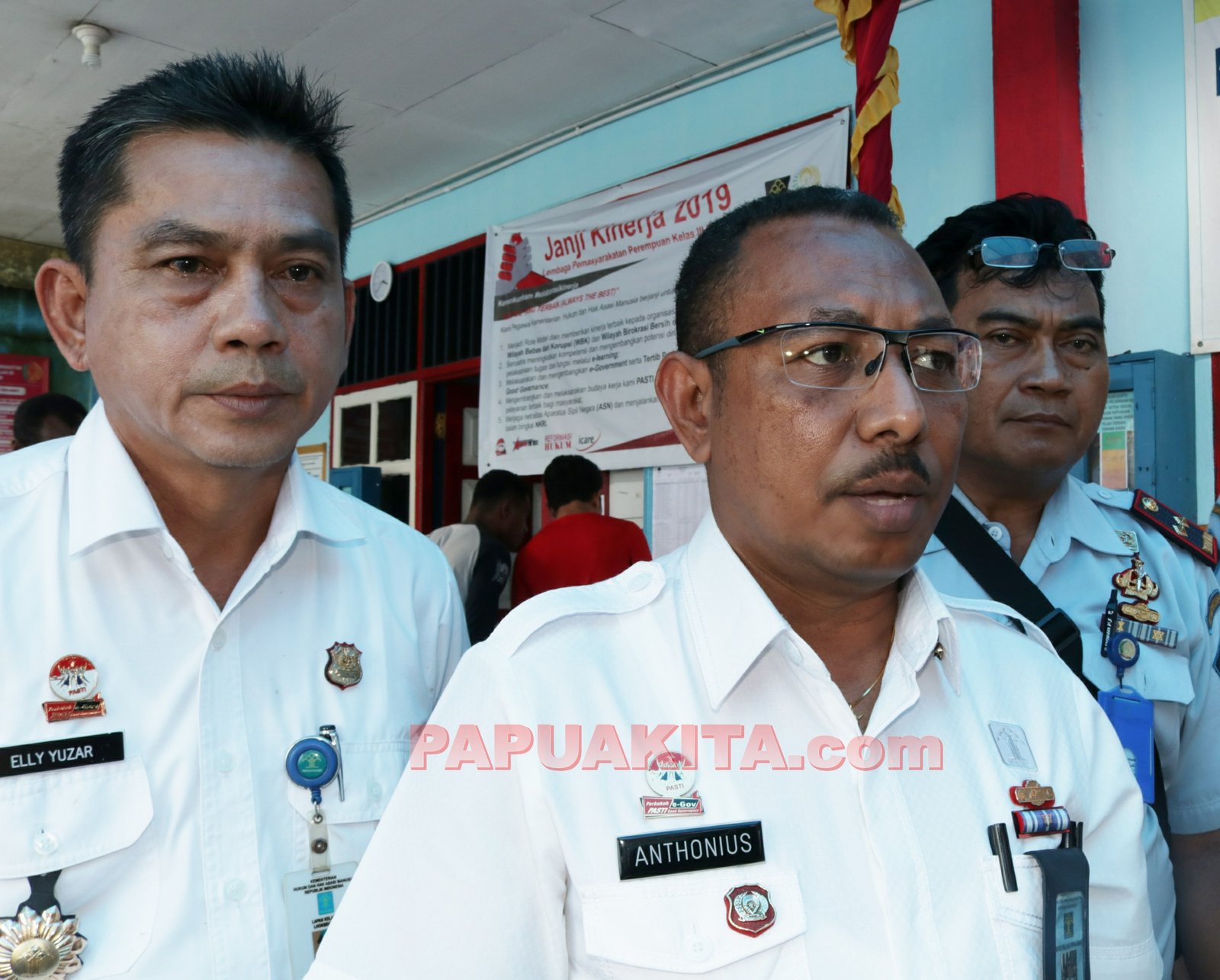 Kiri-kanan. Kepala Divisi Pemasyarakatan Elly Yuzar, Kakanwil Kemenkumham Provinsi Papua Barat, Anthonius Mathius Ayorbaba, Ka. Lapas Klas IIb Manokwari, Tatang. Lapas Manokwari