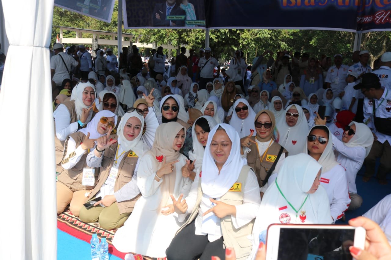 Mamiek Soeharto dalam acara Bogor Bermunajat di Mekarsari, Cileungsi, Bogor. Mamiek Soeharto