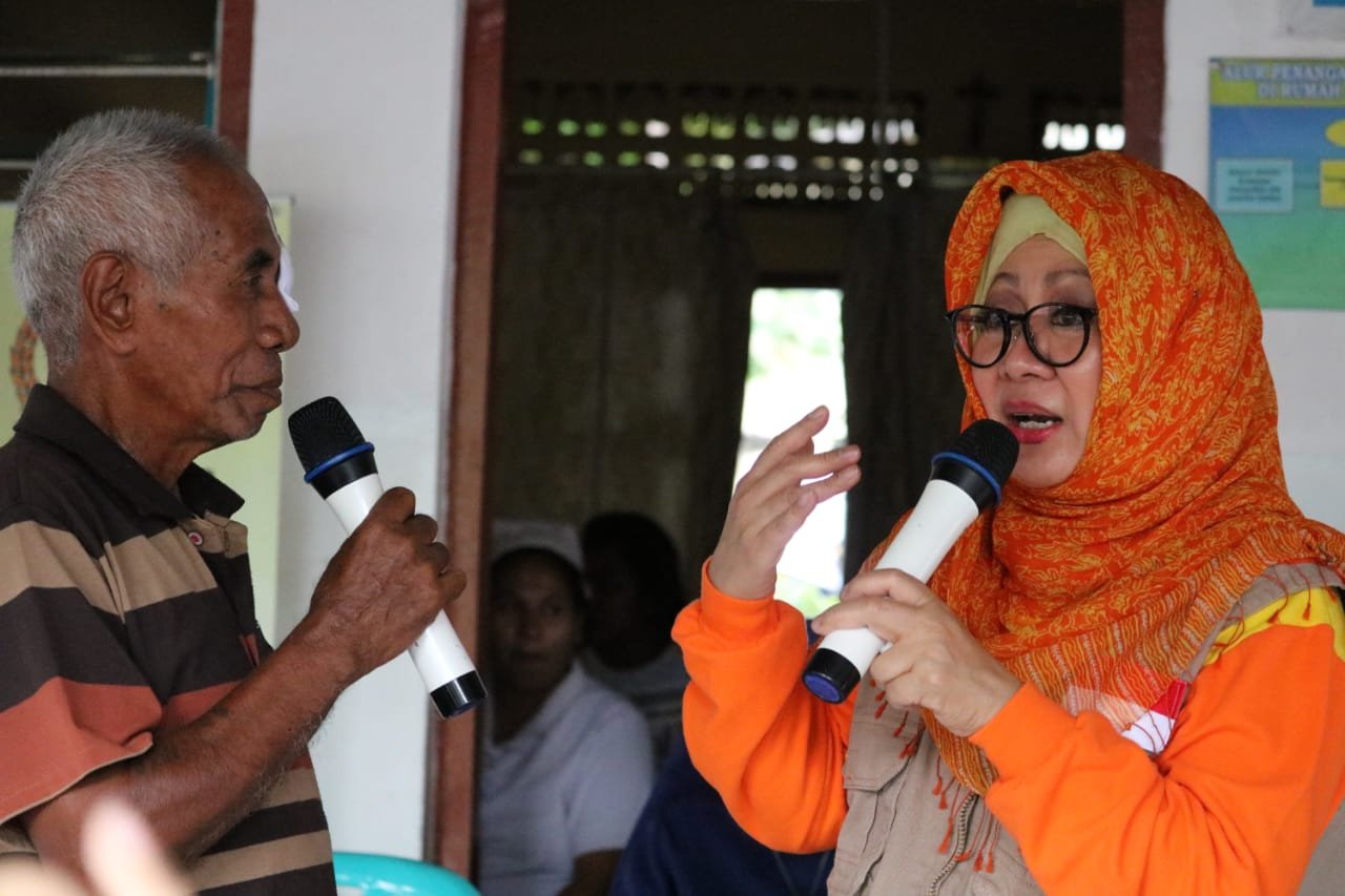 Mbak Tutut Soeharto berbincang bersama warga di NTT