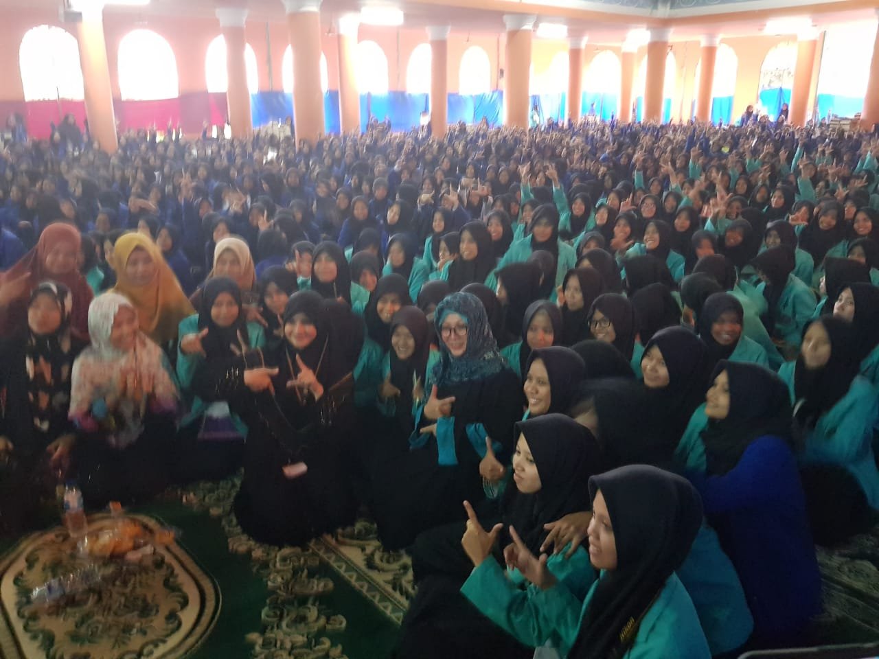 Mbak Tutut ketia melakukan road show Kebangsaan ke Yayasan Al-Ashriyyah Nurul Iman Islamic Boarding School, Parung, Bogor, Jawa Barat. Mbak Tutut