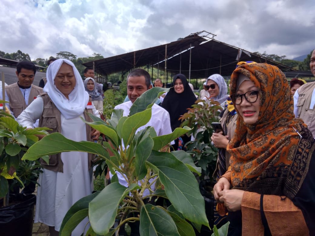 Mbak Tutut saat berkunjung ke Pesantren Markaz Syariah di Megamendung, Bogor, Jawa Barat Mbak Tutut