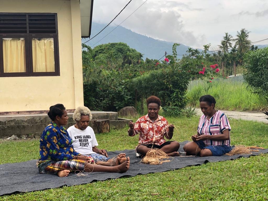 Pelaku industri handycraft Nabua Kebua di wilayah Sentani, Kabupaten Jayapura. Nabua Kebua