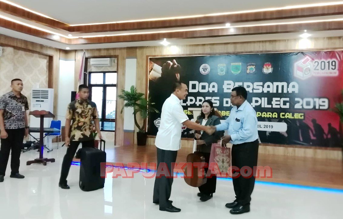 Penyerahan bantuan alkitab dan alat sound sistem oleh Kapolda Papua Barat kepada PGGP Papua Barat PGGP Papua Barat