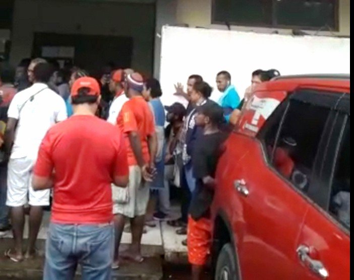 Suasana di Gedung Wanita Manokwari pascainsiden pengusiran Ketua DPC PDI P Kabupaten Manokwari, Demas Paulus Mandacan Gedung Wanita Manokwari