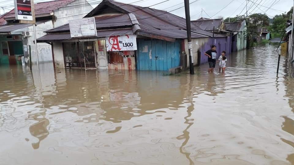 Banjir menggenani kawasan Jalan Basuki Rahmat, Distrik Sorong, Kota Sorong. Banjir Kota Sorong