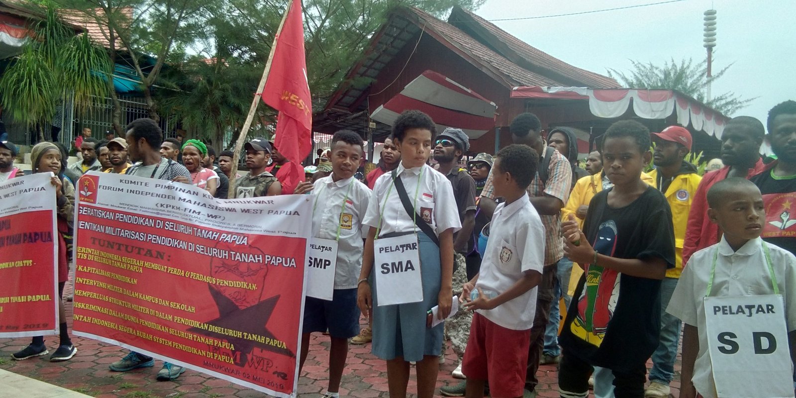 Beberapa pelajar SMA, SMP, dan SD yang ikut dalam demonstrasi damai di Kantor Majelis Rakyat Papua Provinsi Papua Barat. Aksi massa ini menuntut pendidikan digratiskan di Tanah Papua Pendidikan Gratis Manokwari