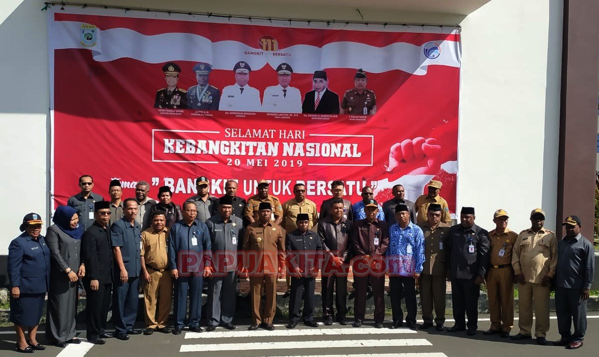 Gubenur Dominggus Mandacan bersama pejabat di lingkup provinsi Papua Barat foto bersama usai mengikuti upacara peringatan Hari Kebangkitan Nasional ke-111 Hari Kebangkitan Nasional