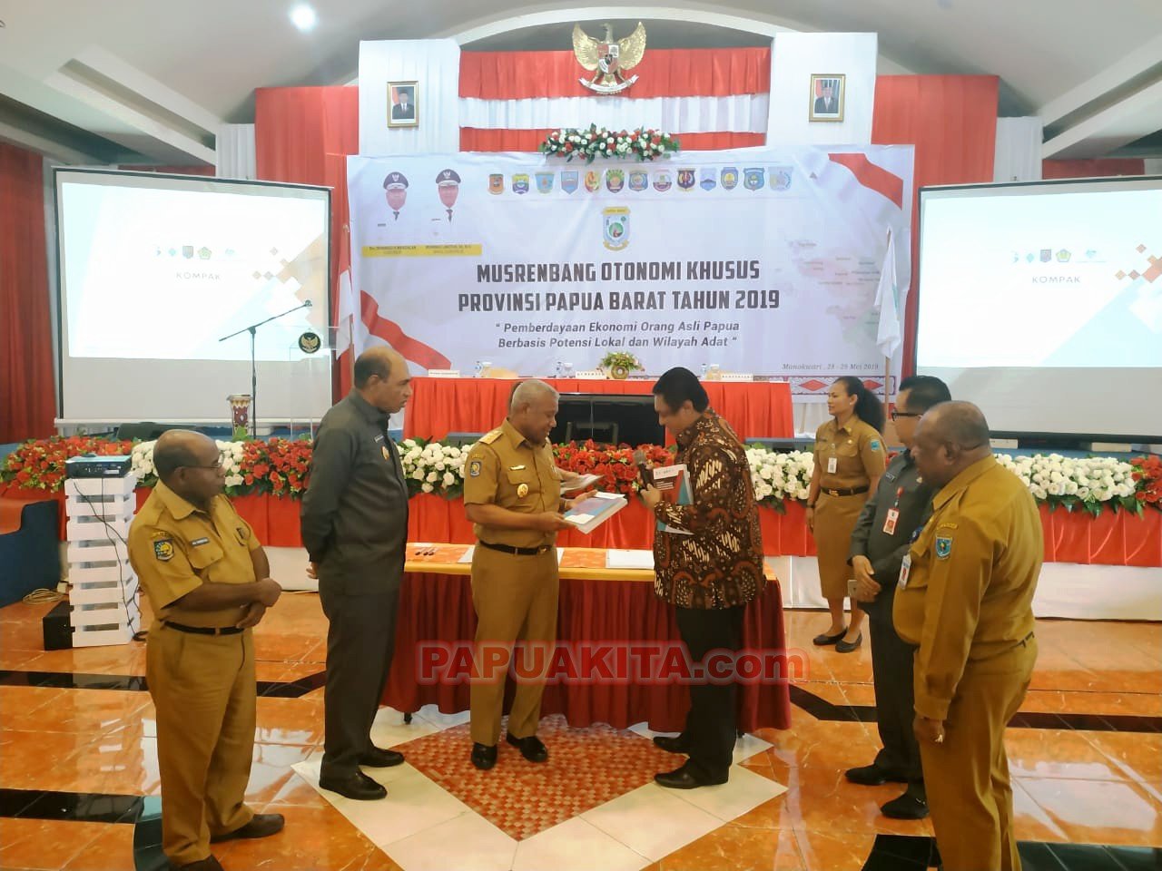 Gubernur Dominggus Mandacan membuka Musrembangsus ke-2, bertemakan “Pemberdayaan Otonomi Orang Asli Papua Berbasis Potensi Lokal dan Wilayah Adat Musrenbangus Papua Barat