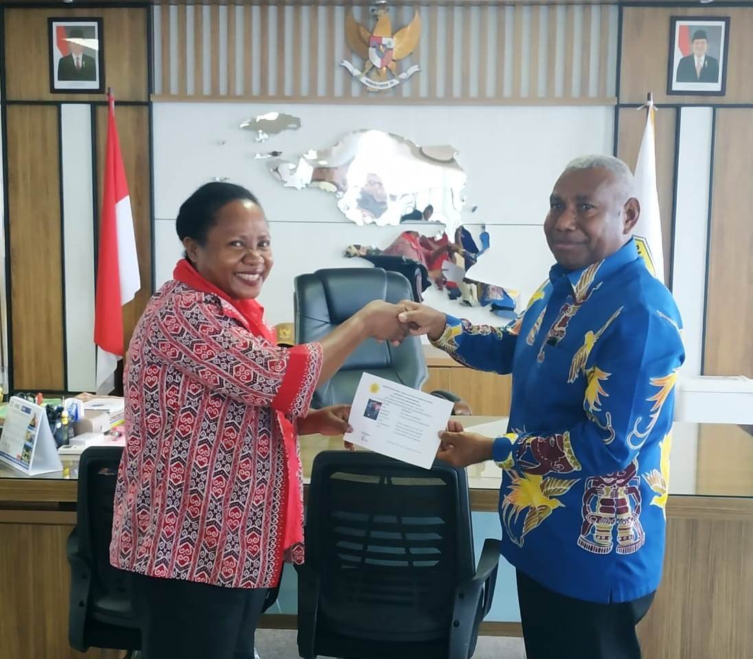 Gubernur Dominggus Mandacan menerima kartu mahasiswa usai mengikuti seleksi mahasiswa pasca-sarja Prod Managemen Keuangan Daerah kerja sama pemrov dengan Uncen, Jayapura. Prodi Managemen Keuangan Daerah