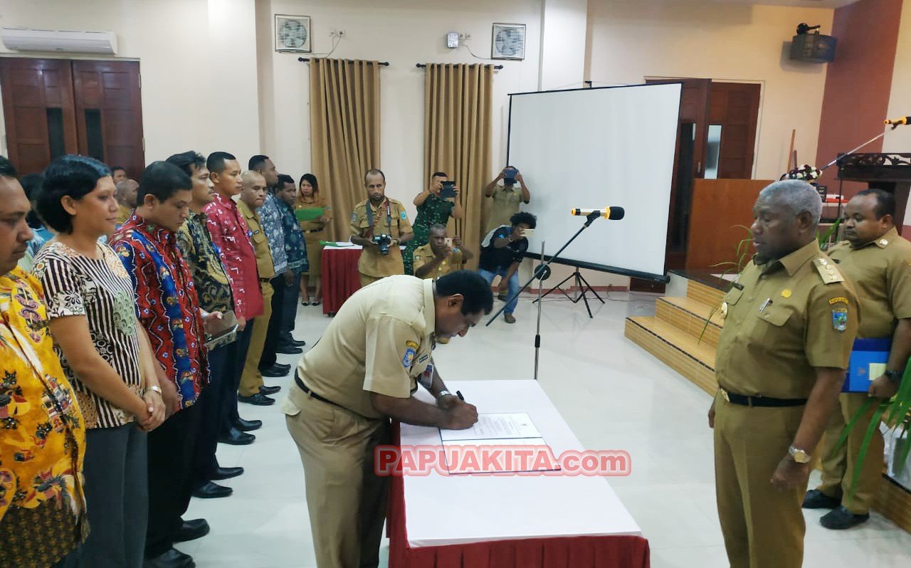 Gubernur Dominggus Mandacan saat melantik Tim Jejaring Keamanan Pangan Daerah Provinsi Papua Barat. JKPN Papua Barat