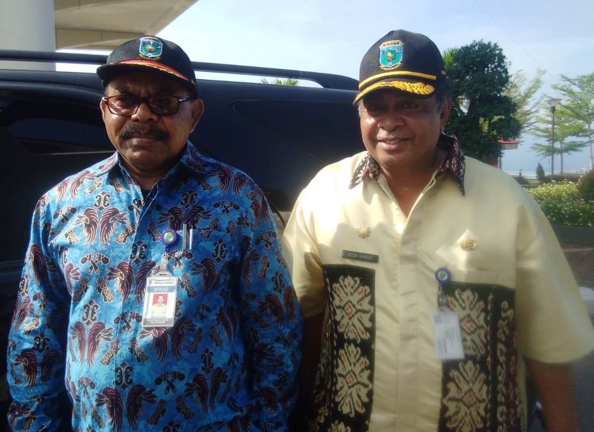 Kepala BPKAD Provinsi Papua Barat, Abia Ullu (kiri) dan Asisten I Setda provinsi Papua Barat, Musa Kamudi. Abia Ullu