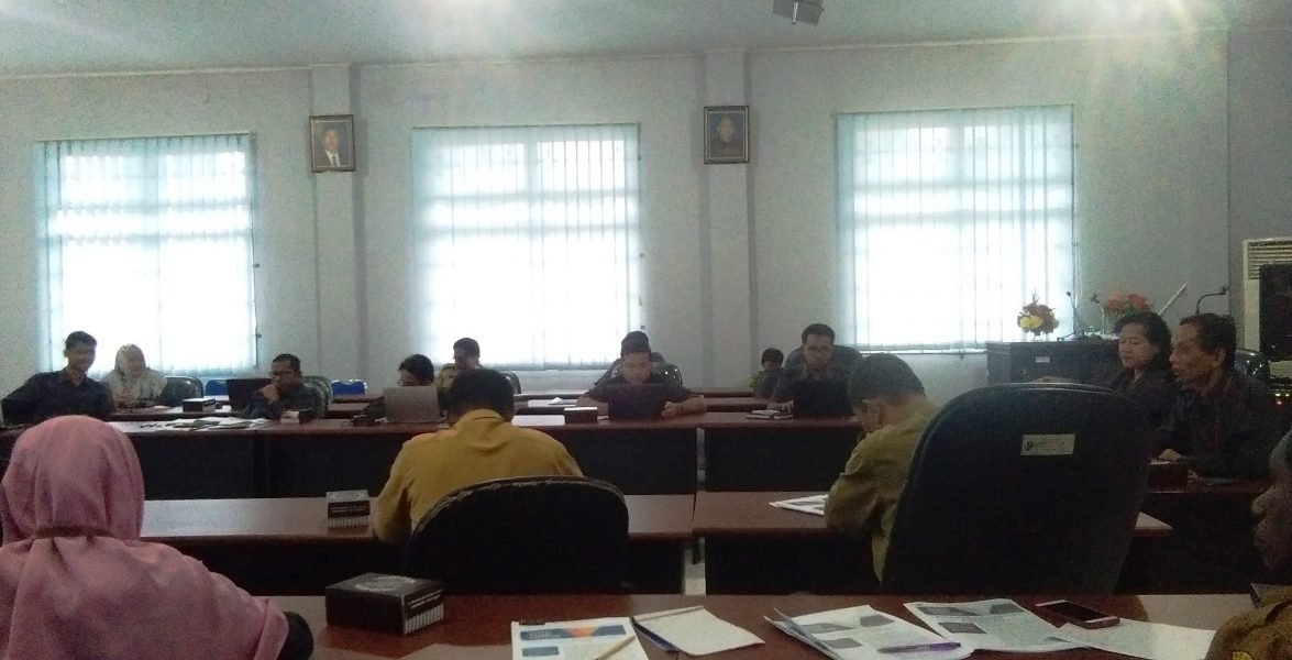Kepala Bidang Neraca Wilayah dan Analisis Statistik, Jerison Sumual mendampingi Kepala BPS Provinsi Papua Barat Endang Retno Sri Subiyandani saat memaparkan data pertumbuhan ekonomi triwulan I 2019 Ekonomi Papua Barat