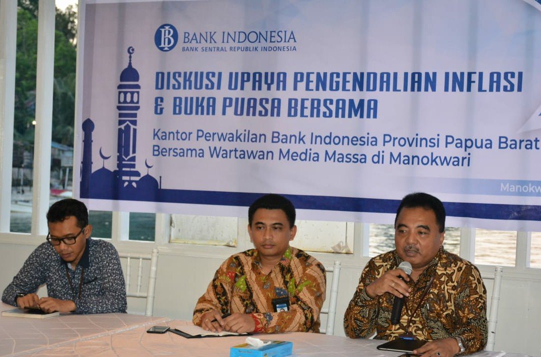 Kepala Perwakilan Bank Indonesia Provinsi Papua Barat, Donny Heatubun (paling kanan)