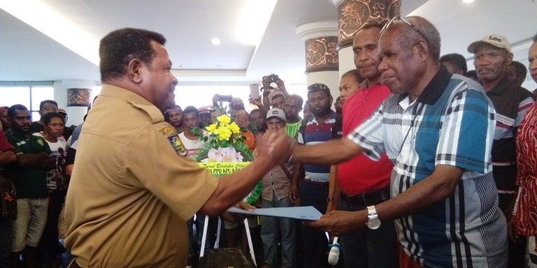 Ketua Mekkesah Obet Ayok menyerahkan pernyataan sikap kepada Kepala Biro Humas dan Protokoler Setda Provinsi Papua Barat Yohanis Nauw