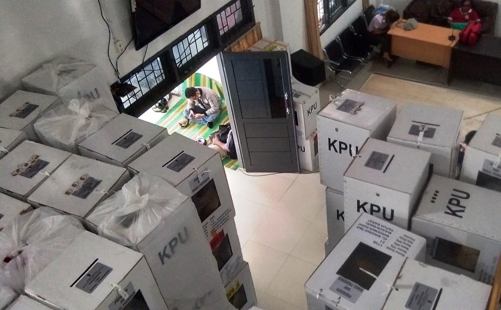 Kotak suara yang disimpan di Kantor Distrik Manokwari Barat. Penyimpanan kotak suara ini dikarenakan Gedung Organisasi Wanita akan digunakan untuk acara pernikahan.