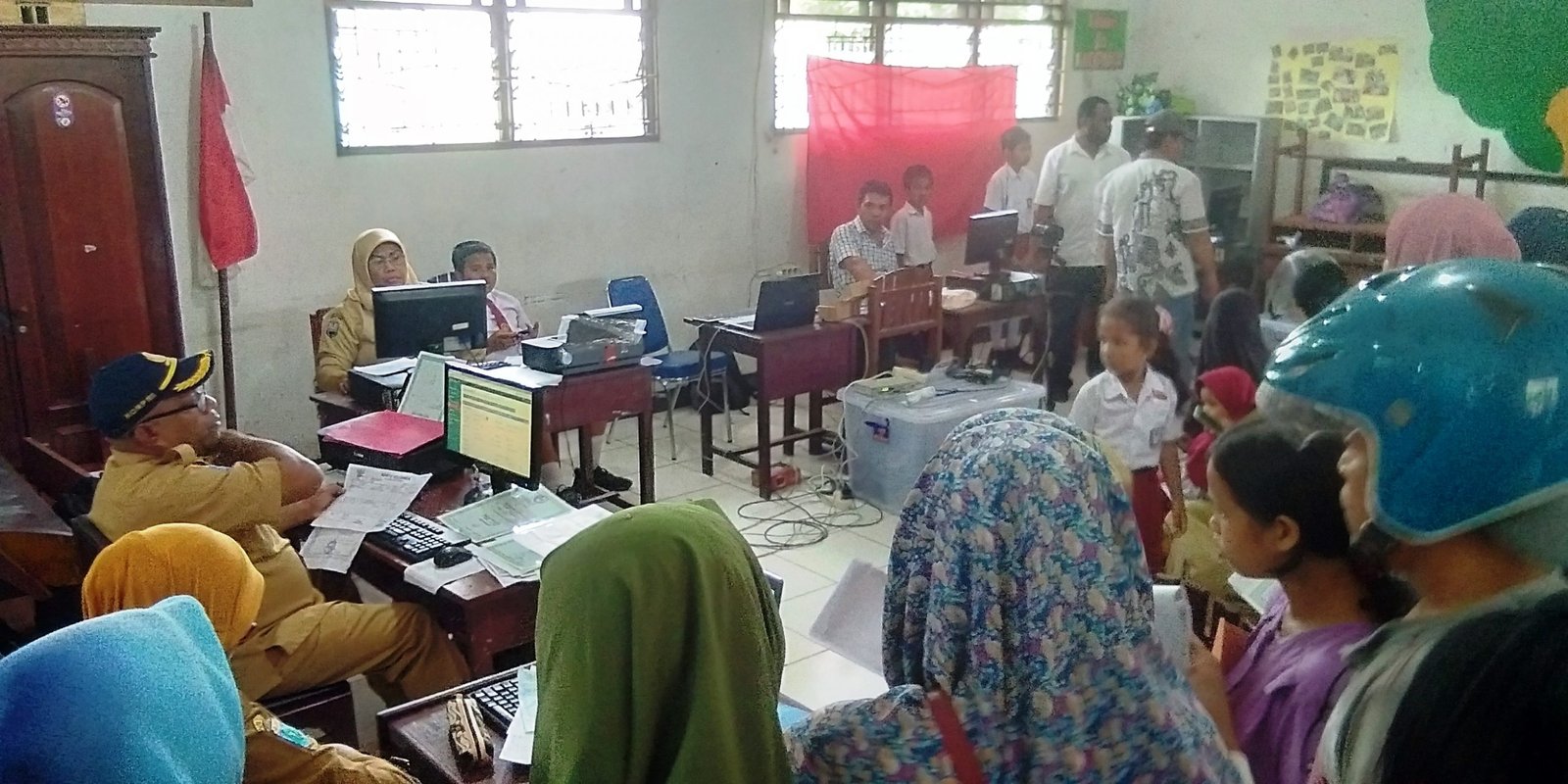 Pelayanan Kartu Indentitas Anak dan akte kelahiran di SDN 35 Sanggeng Yosep Isir