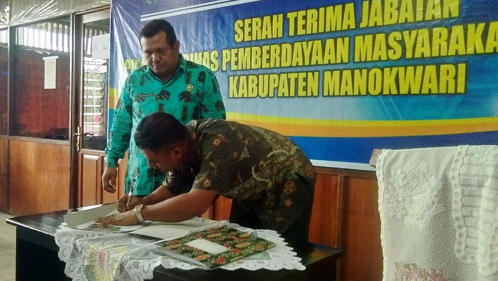 Penandatanganan berita acara serah terima jabatan Kepala DPMK dari Teguh Budi Prakoso kepada Jefry Sahuburua. DPMK Kabupaten Manokwari