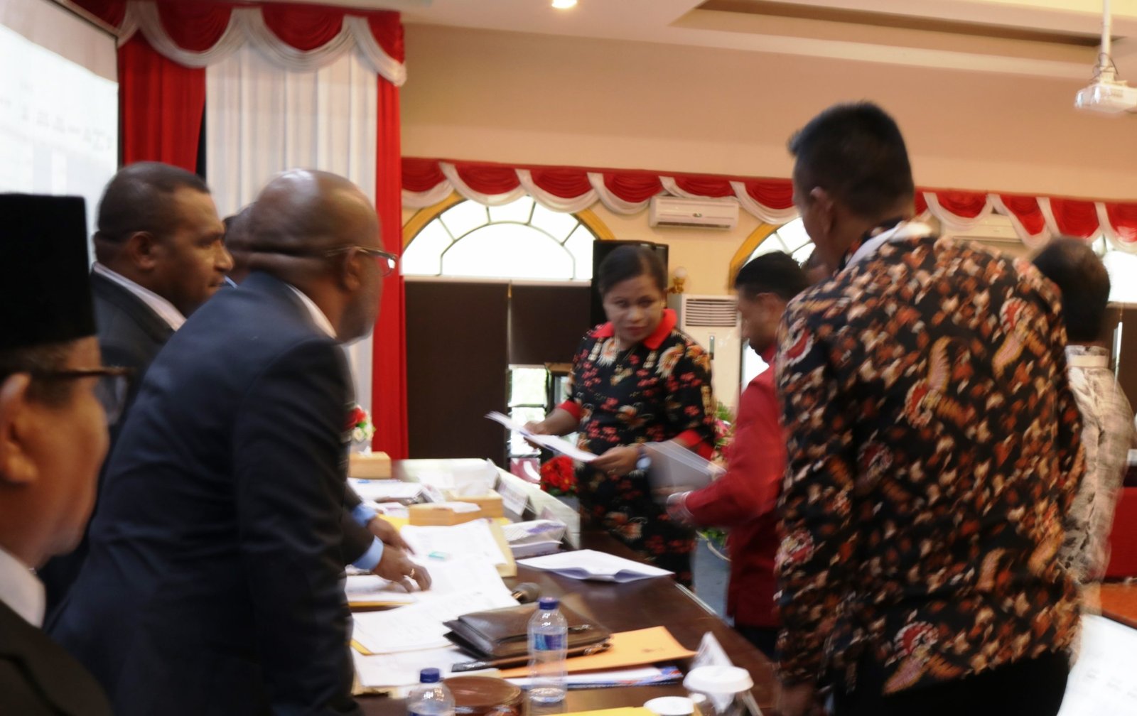 Pencocokan data antara calon DPD nomor urut 23 Filep Wamafma dengan data KPU Kabupaten Raja Ampat yang disaksikan bersama oleh KPU Provinsi Papua Barat dan Bawaslu provinsi Papua Barat Filep Wamafma
