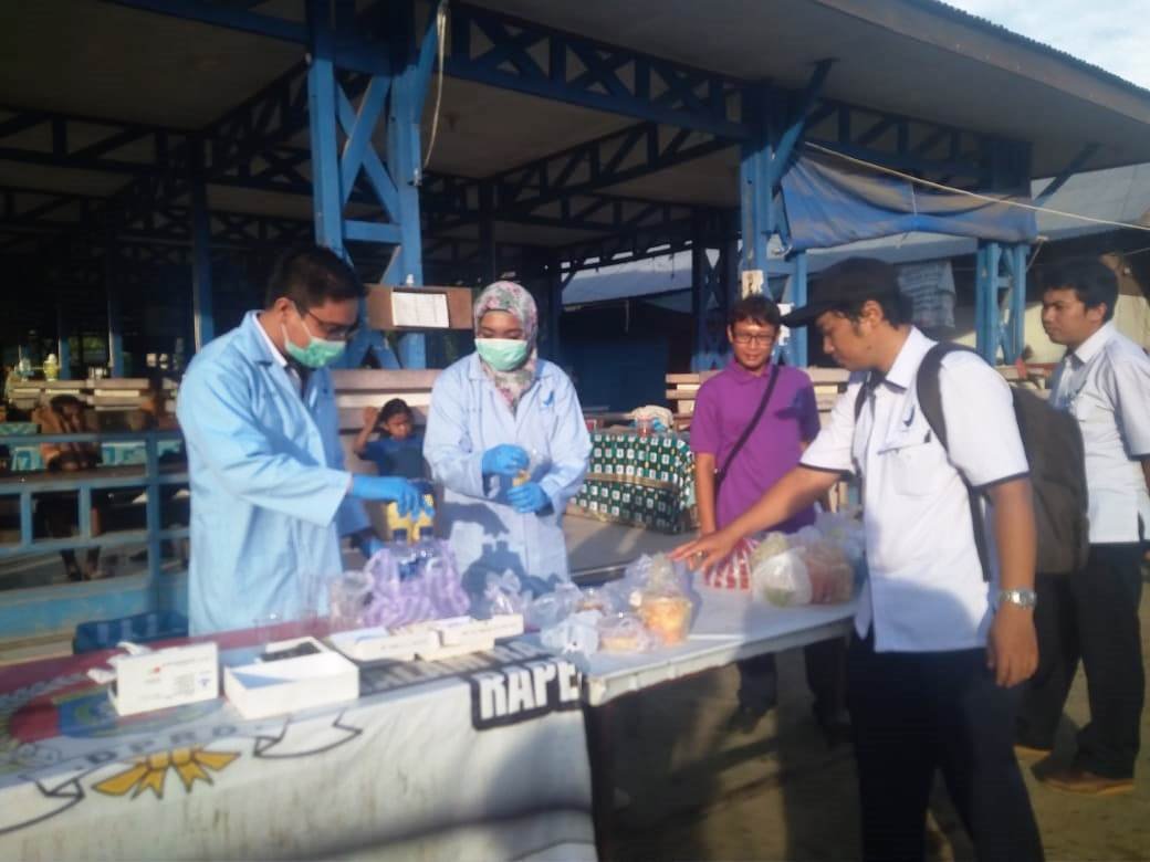 Petugas BOPM di Manokwari melakukan pengujian terhadap penganan berbuka puasa atau takjil di Waisai, Kabupaten Raja Ampat Takjil Raja Ampat